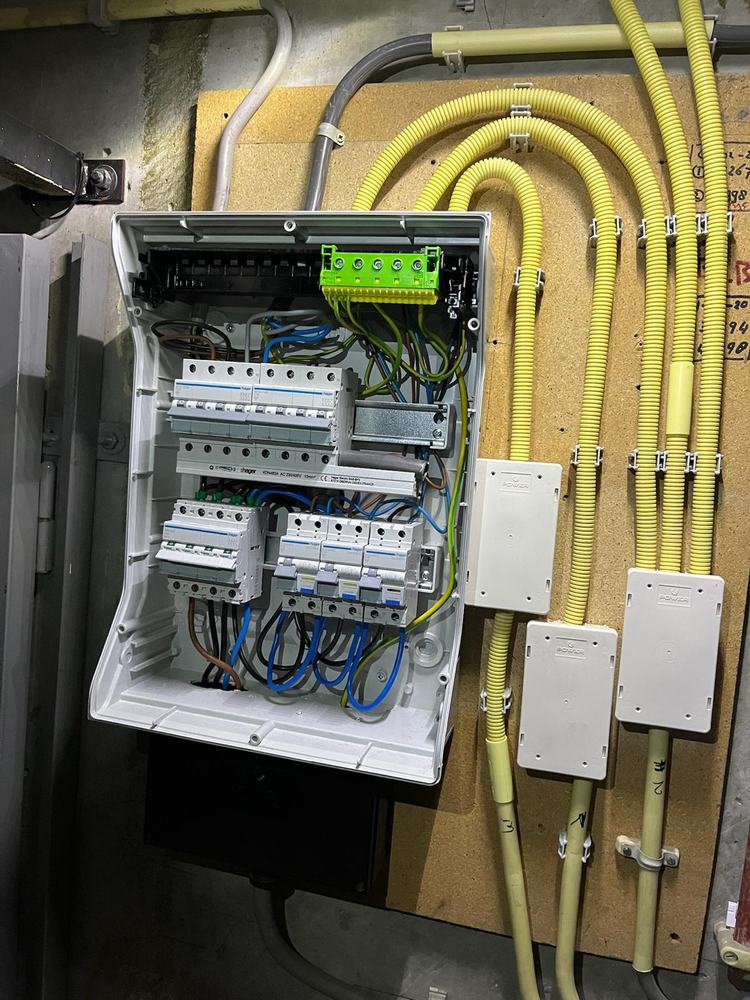 Nieuwe groepenkast geïnstalleerd met nette leidingloop